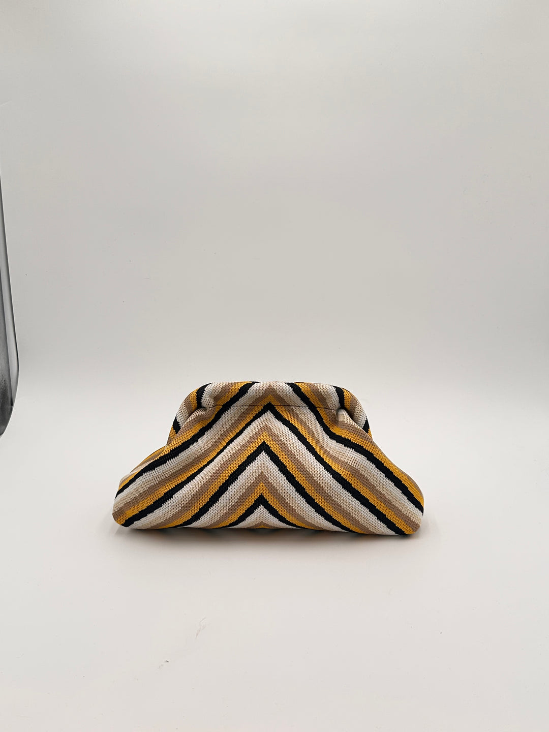 BORSA A MANO CON CHIUSURA A CONCIGLIA
